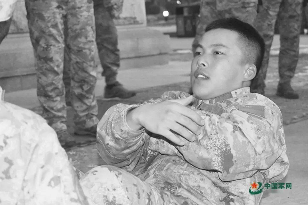 北京卫戍区某警卫连官兵春节期间的一天.体能训练.