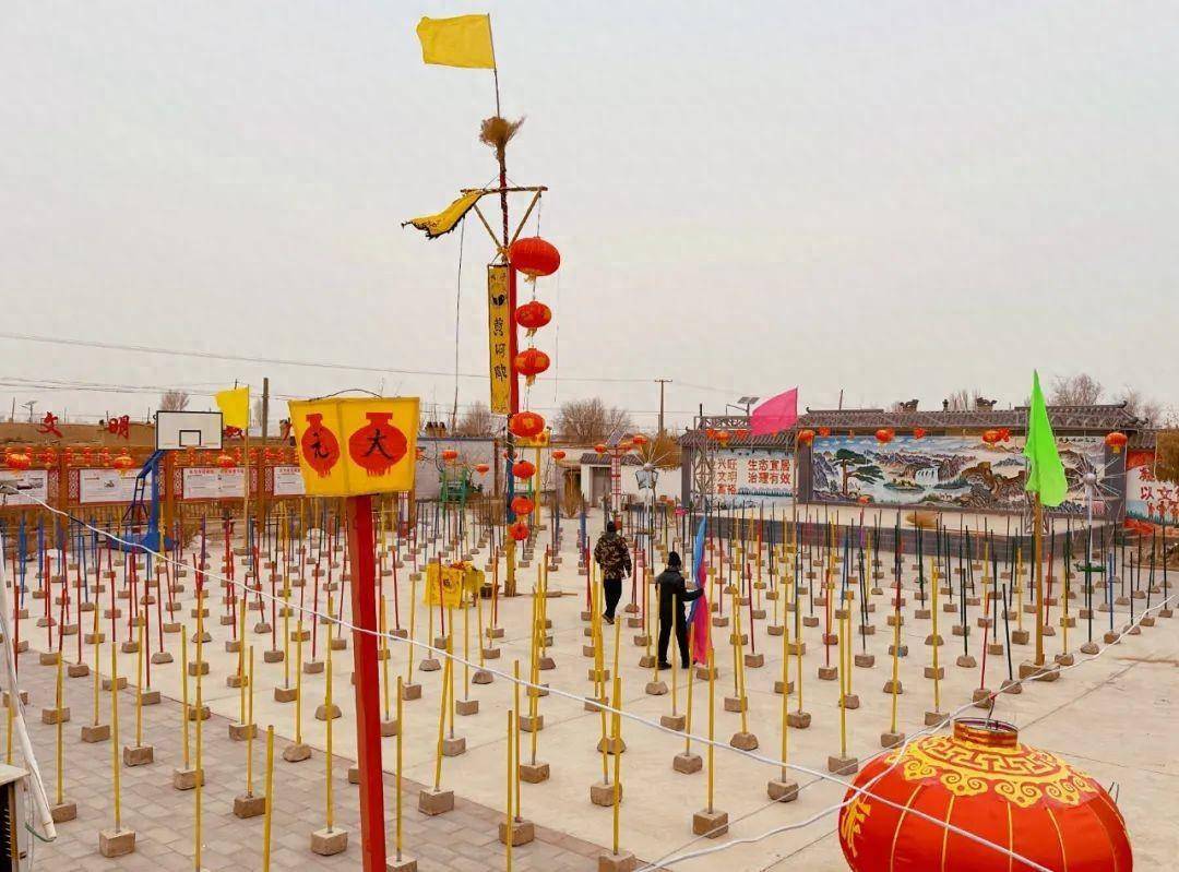 "九曲黄河灯阵非物质文化遗产继承人严明说道,九曲黄河灯阵中的灯芯都