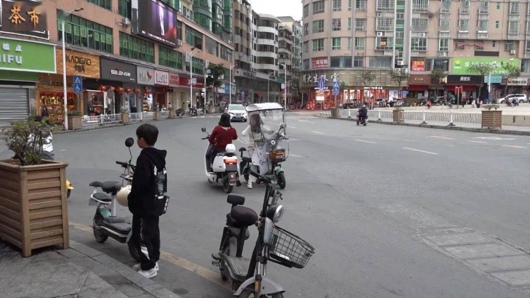 未放在心上,尤其是最近天气转暖,市民纷纷脱下头盔,"享受"春风的吹抚