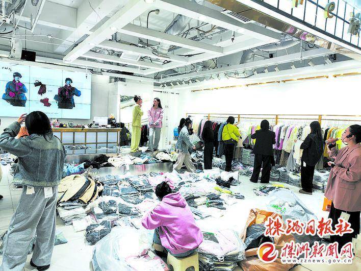 来百度app畅享高清图片▲春装上新,天泽华丽市场,开单,交易忙个不停.