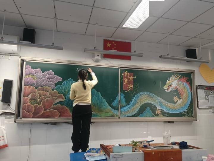 新学期即到,杭州小学生在班级黑板上画了一条"巨龙",网友:别擦掉_妈妈