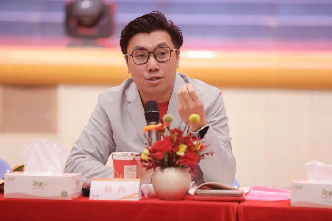 拔萃集团董事长杨冉此外,代表们还提出了组织艺考生外出看展提升眼界