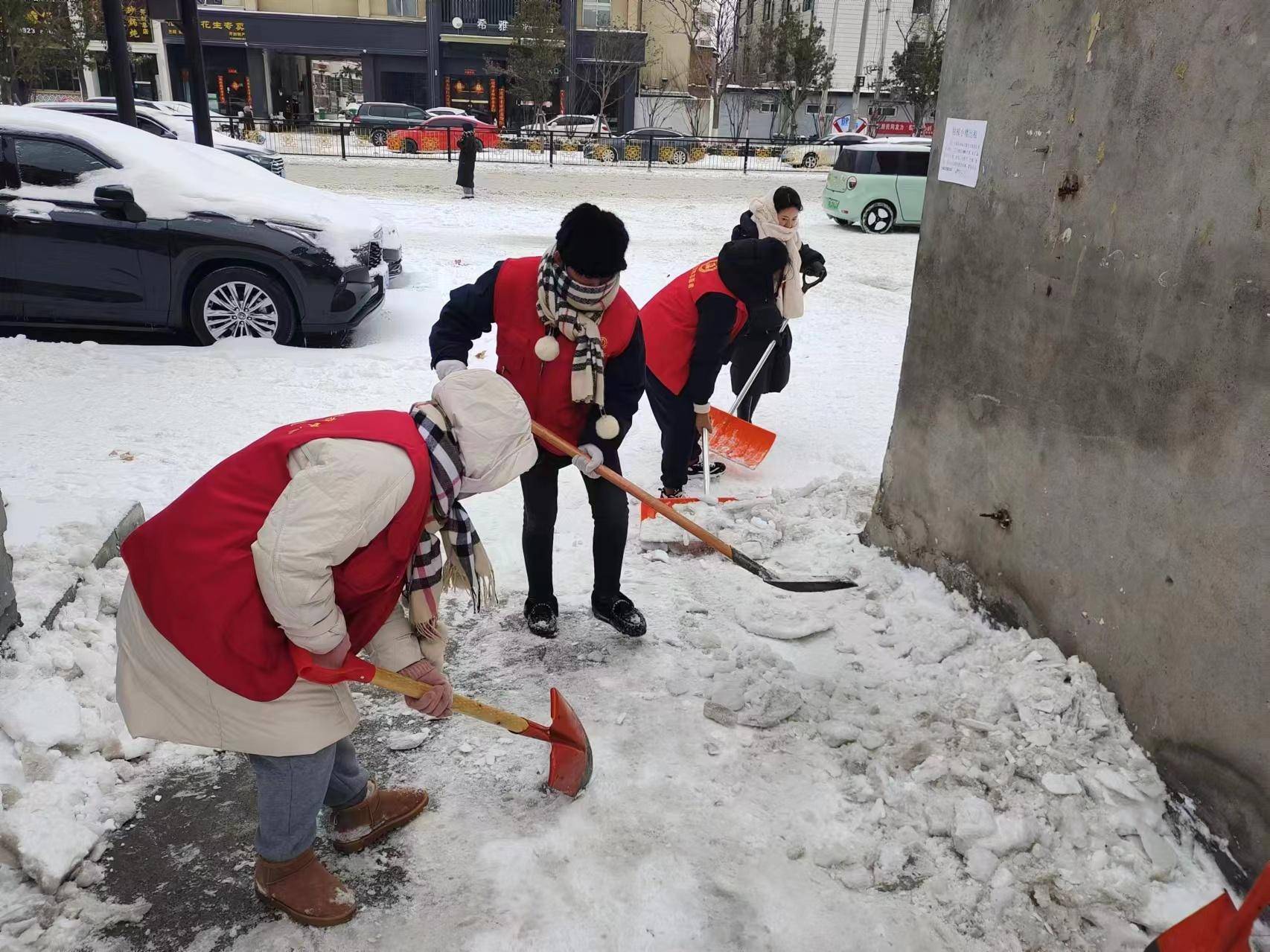 "夷山社区党委副书记陈丽和工作人员来到独居老人丁又新家中,详细了解
