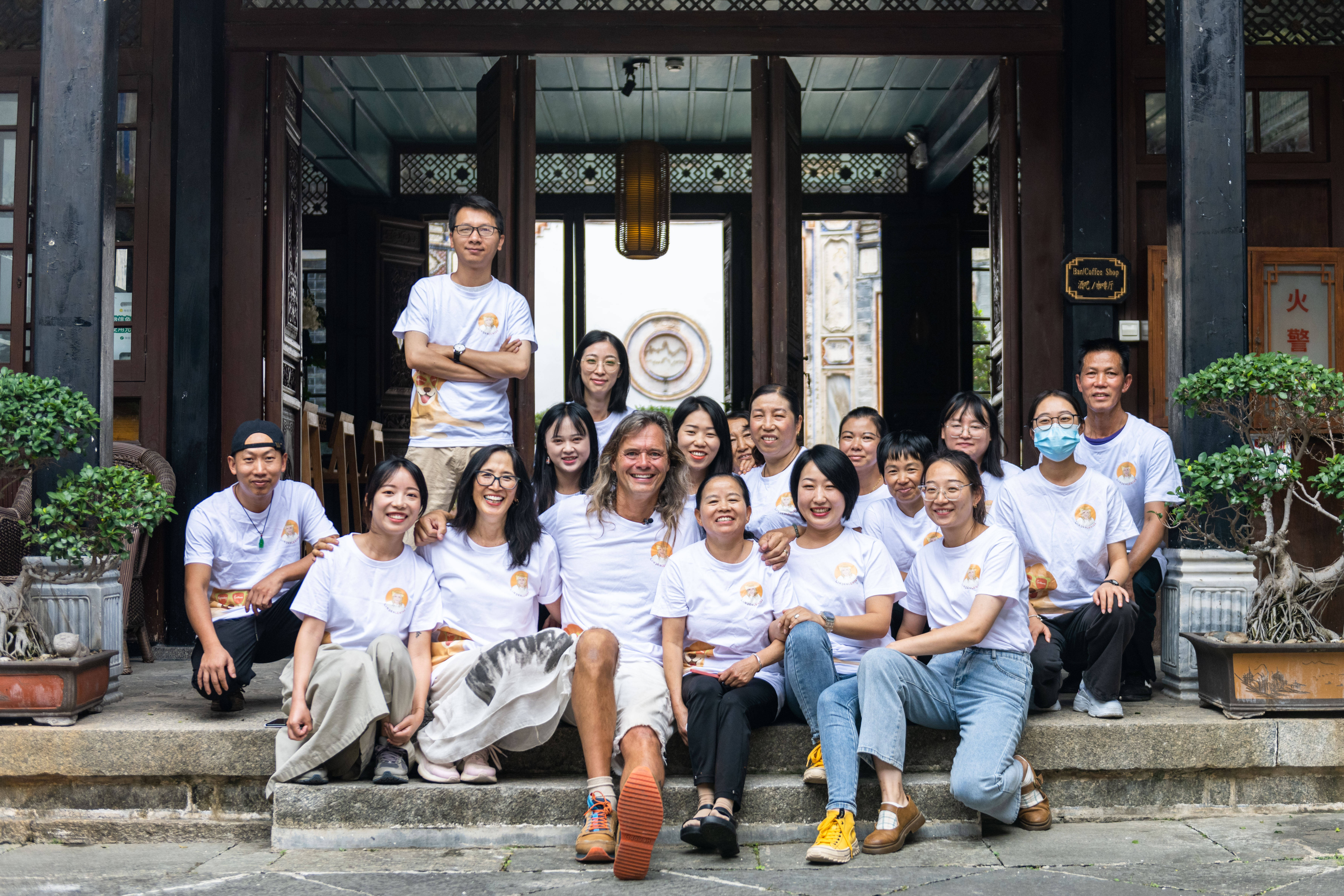 2022年8月28日,林登和妻子瑾妮与喜林苑团队在喜洲镇喜林苑合影.