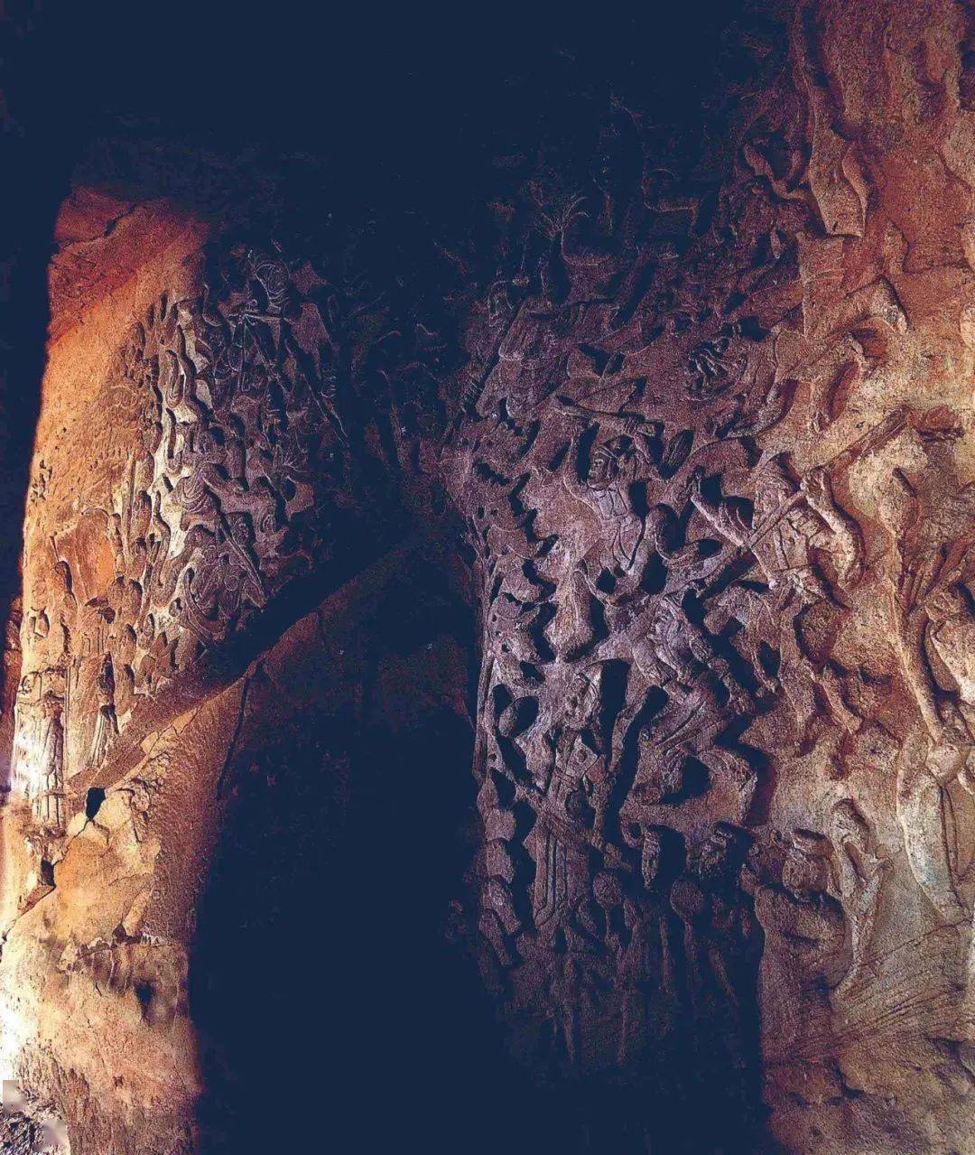 第三窟;正面刻释迦坐相,两侧为二弟子,二菩萨;右壁有三龛,中间大龛为