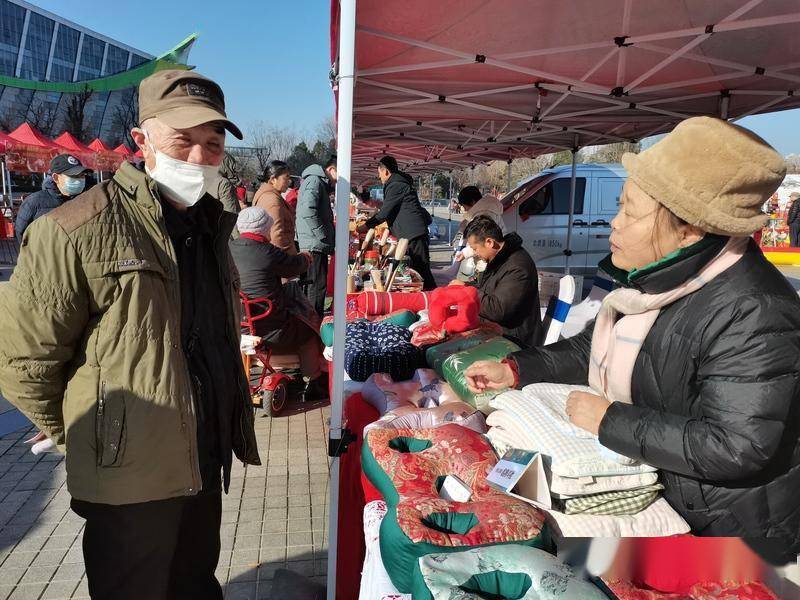 临朐耳枕亮相潍坊日报社元宵灯会美食节_市民_魏霞_产品