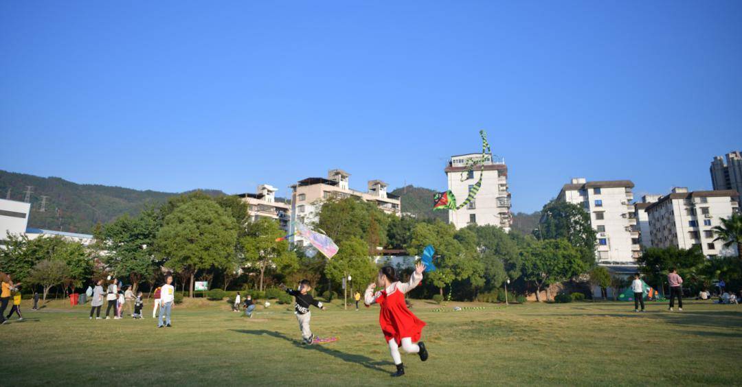 "口袋"里的春天_公园_城市_人们