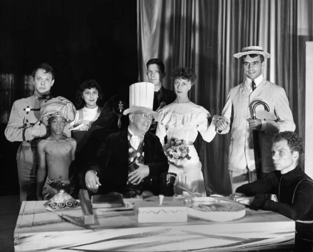 演讲,唱片播放,舞者在餐厅表演,劳申伯格的《白色绘画》也得以展出,但