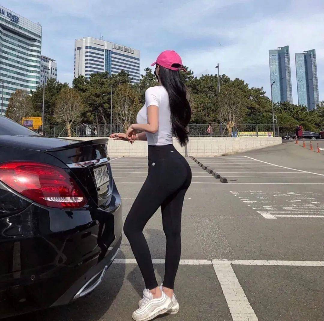 当"发育过猛"的白领换上泳装,火辣曲线,引网友惊呼_rose_健身_身材