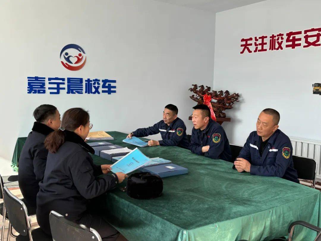 驾驶证c.交强险a.校车许可证问:校车需要配齐的"四证"是哪"四证"?