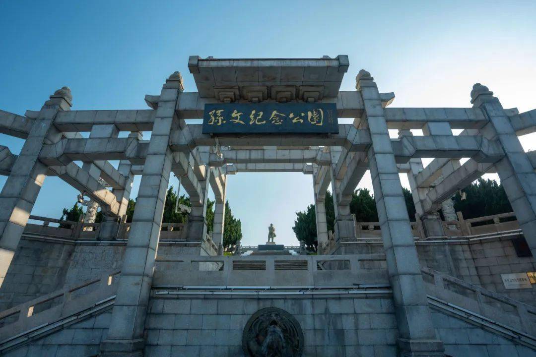 铜像的目光有"兴中缀锦"之称的兴中道美景一览无遗孙文纪念公园内松园