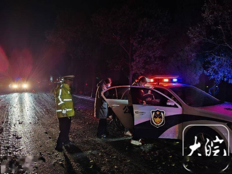 大客车侧滑失控车头掉沟里,淮南交警紧急处置_警车_乘客_事故