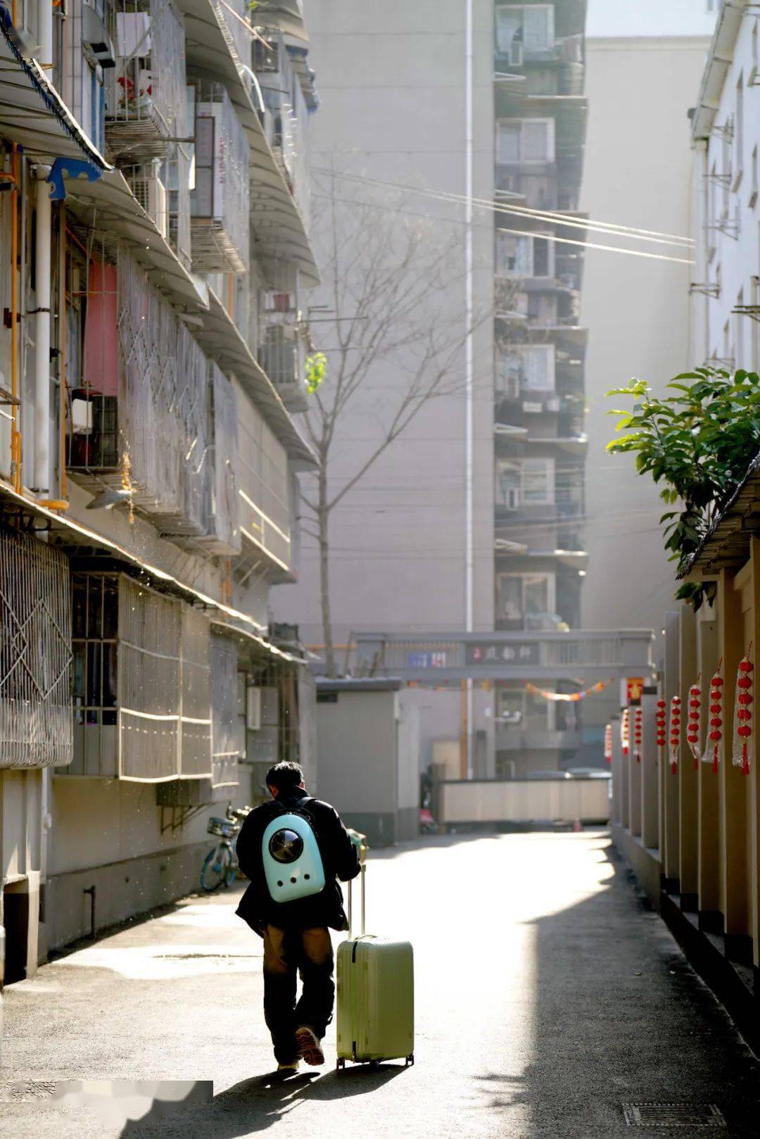 又是暖暖的一天阳光穿过楼间空隙洒向小游乐园据悉,驷马桥街道工人村