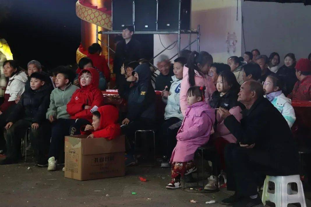 新春走基层|女唢呐匠玩转"乡村摇滚"_演出_村民_表演