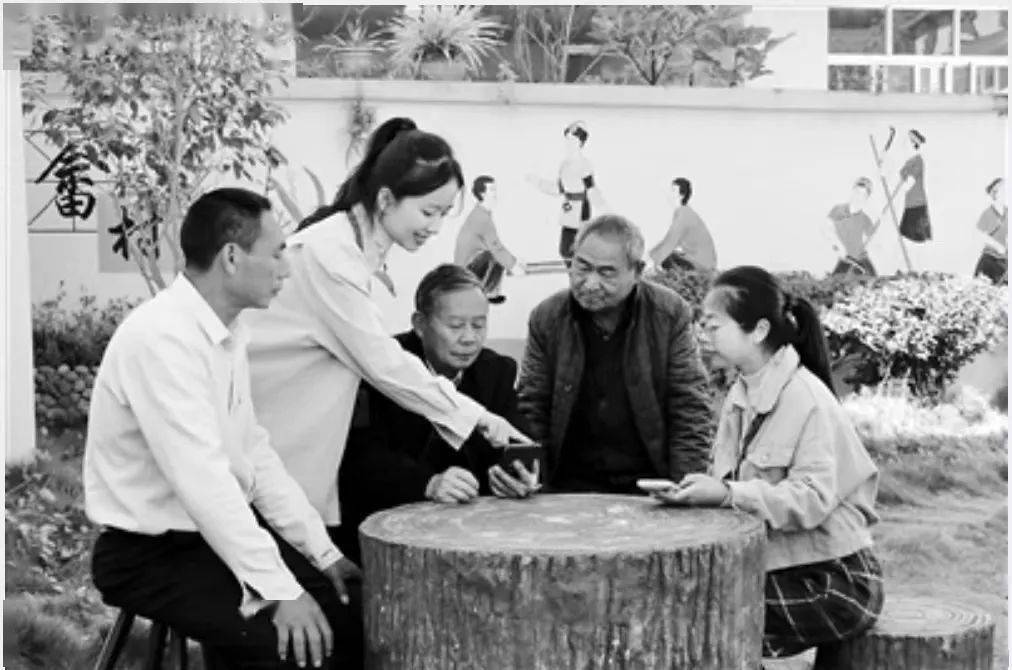 图为近日,该省寿宁县纪检监察干部在南阳镇坝头村向群众介绍基层小微