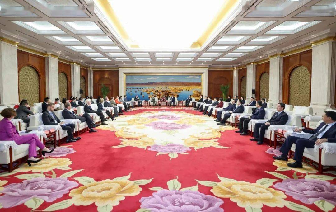 会见现场.傅融表示,此次率团来访,对美丽宁夏印象深刻.