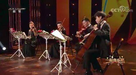 乐曲节奏奔放,旋律欢快活泼,生动地描绘了丰收季节茶树翠绿蝶花飞舞的
