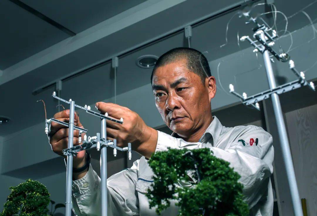 道德模范丨钱忠:身贴万伏高压做"微创手术"_绝缘_作业_工作