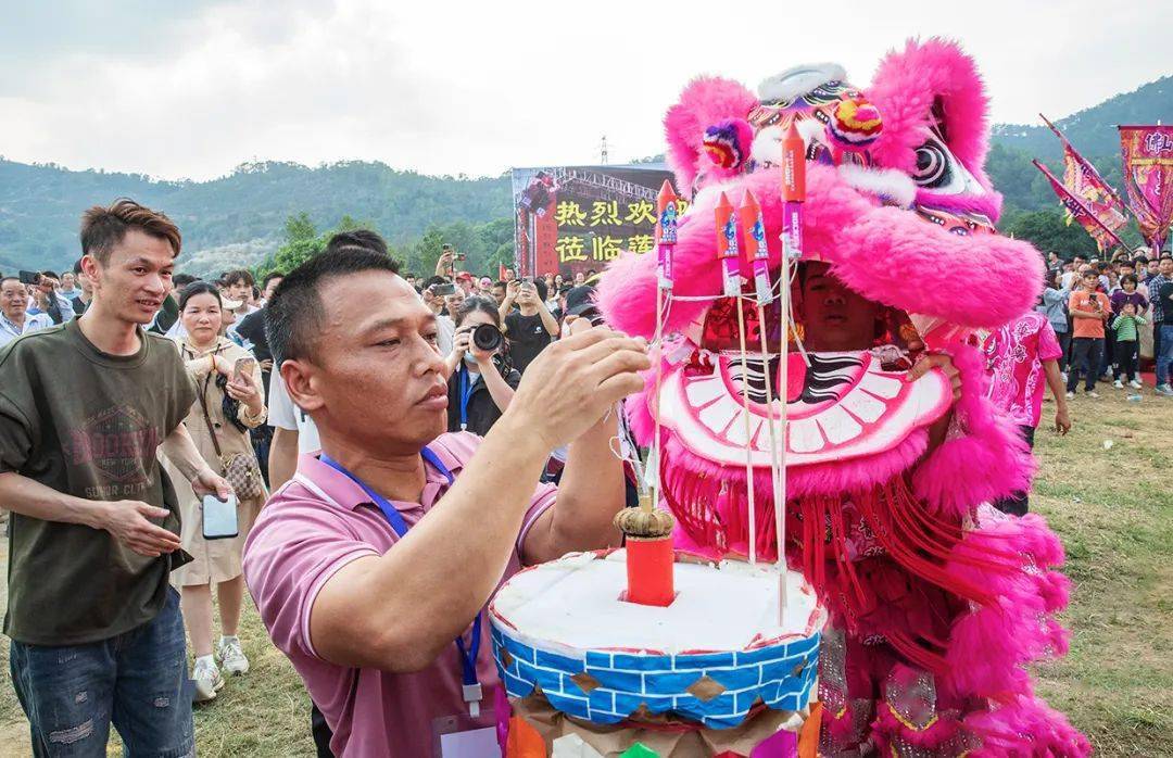 烧花炮抢花炮抢到花炮者会得到一个主人家的大利是