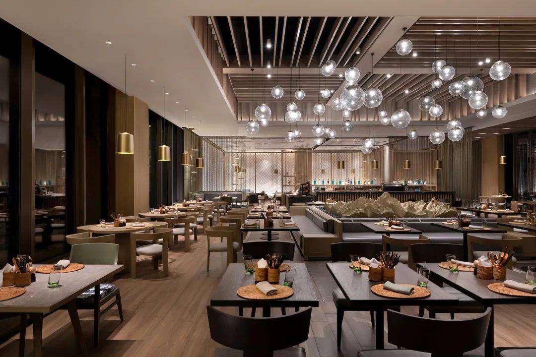 酒吧云上和1个霍比特人溶洞酒吧-夏尔酒吧(年底开放)以及4个中式包厢