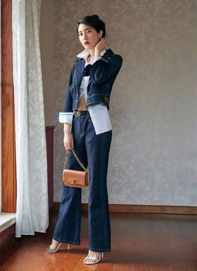 汪涵老婆真精致,微喇裤搭粉色西装气质高级,42岁看着却好年轻_衬衫