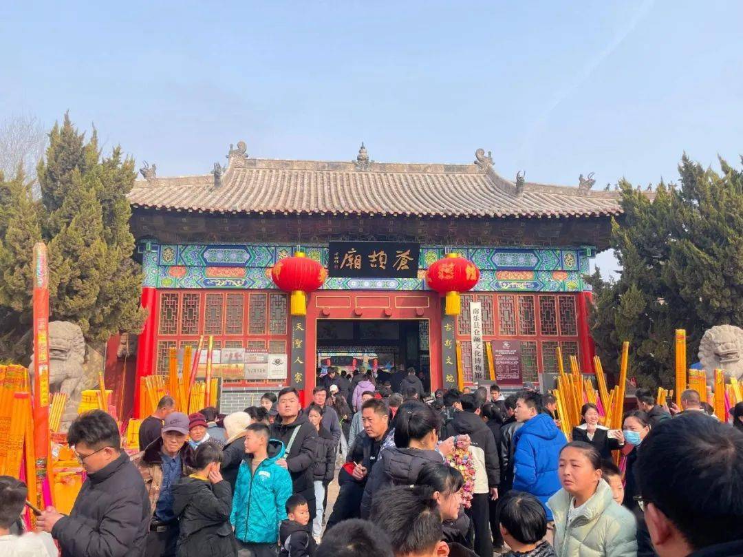 濮阳旅游的又一特色,戚城文物景区历史陈列馆的"中华第一龙"吸引众多