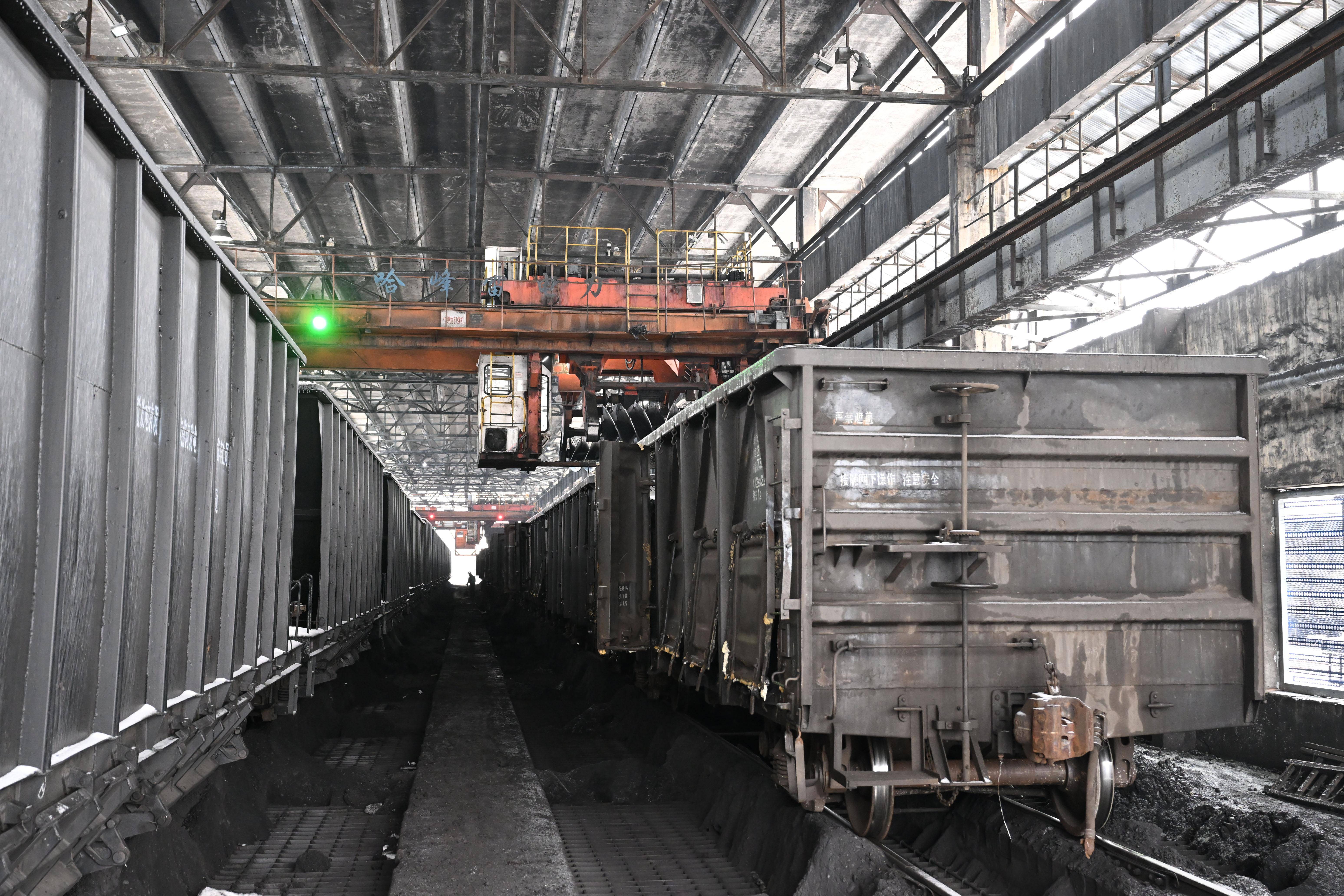 2月22日,在淮南市洛河发电厂,螺旋卸煤机在进行卸煤作业.