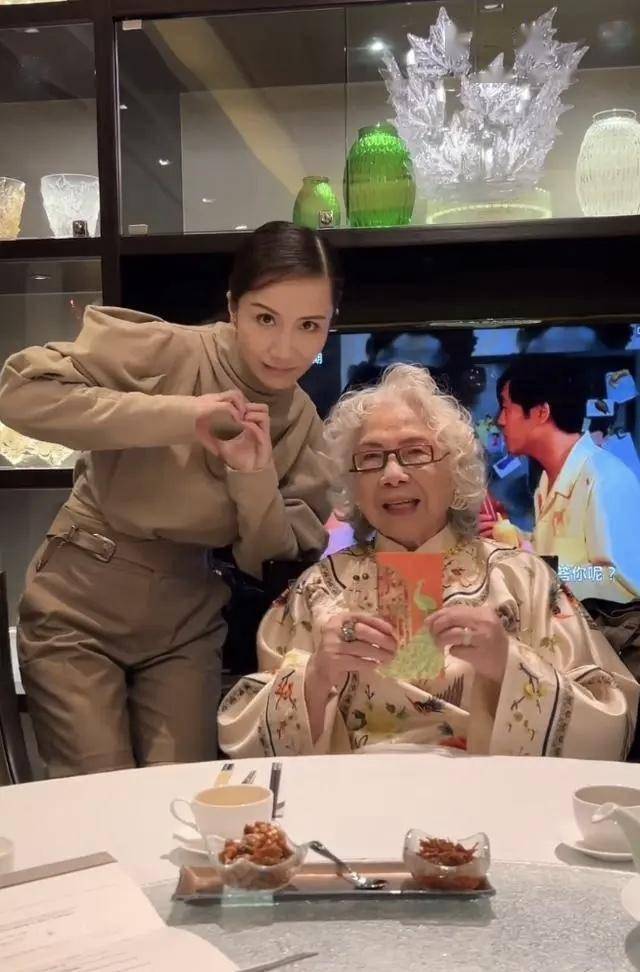 tvb知名男星单立文为89岁老母庆生,妻子送红包,婆媳关系惹人羡_胡蓓蔚