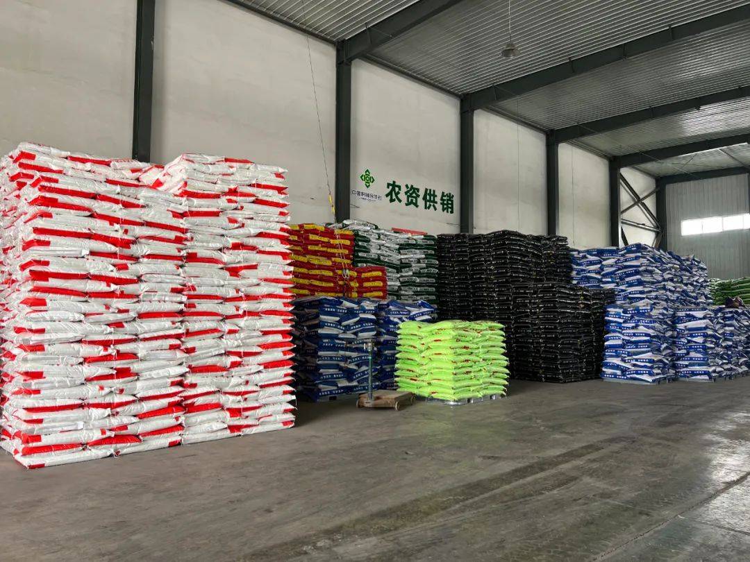 走进宁夏双鑫农资仓库记者看到,仓库内整齐码放着品种丰富,数量充足的