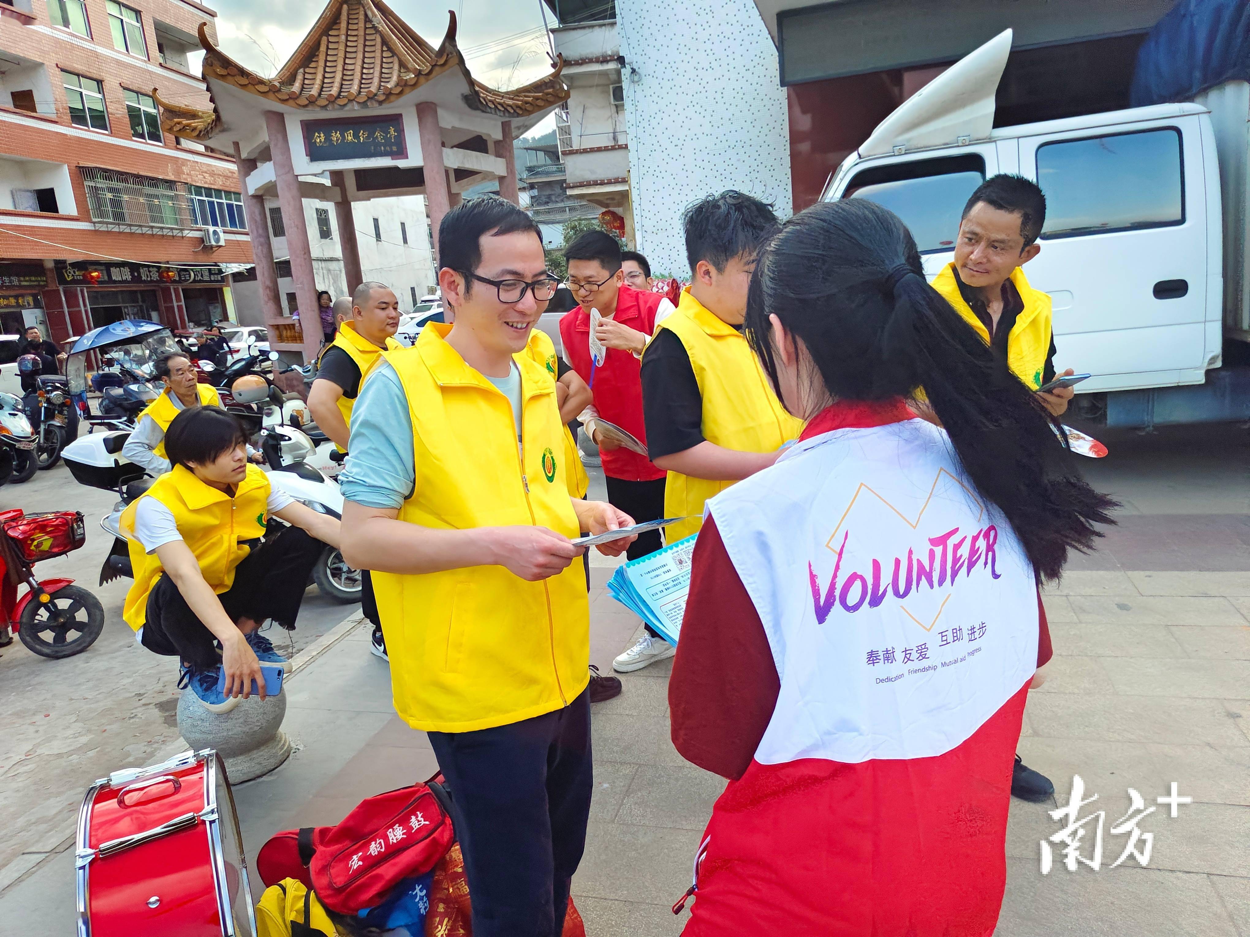 大埔县茶阳镇开展禁毒扫黑反电诈主题宣传活动,点亮"平安灯"_群众