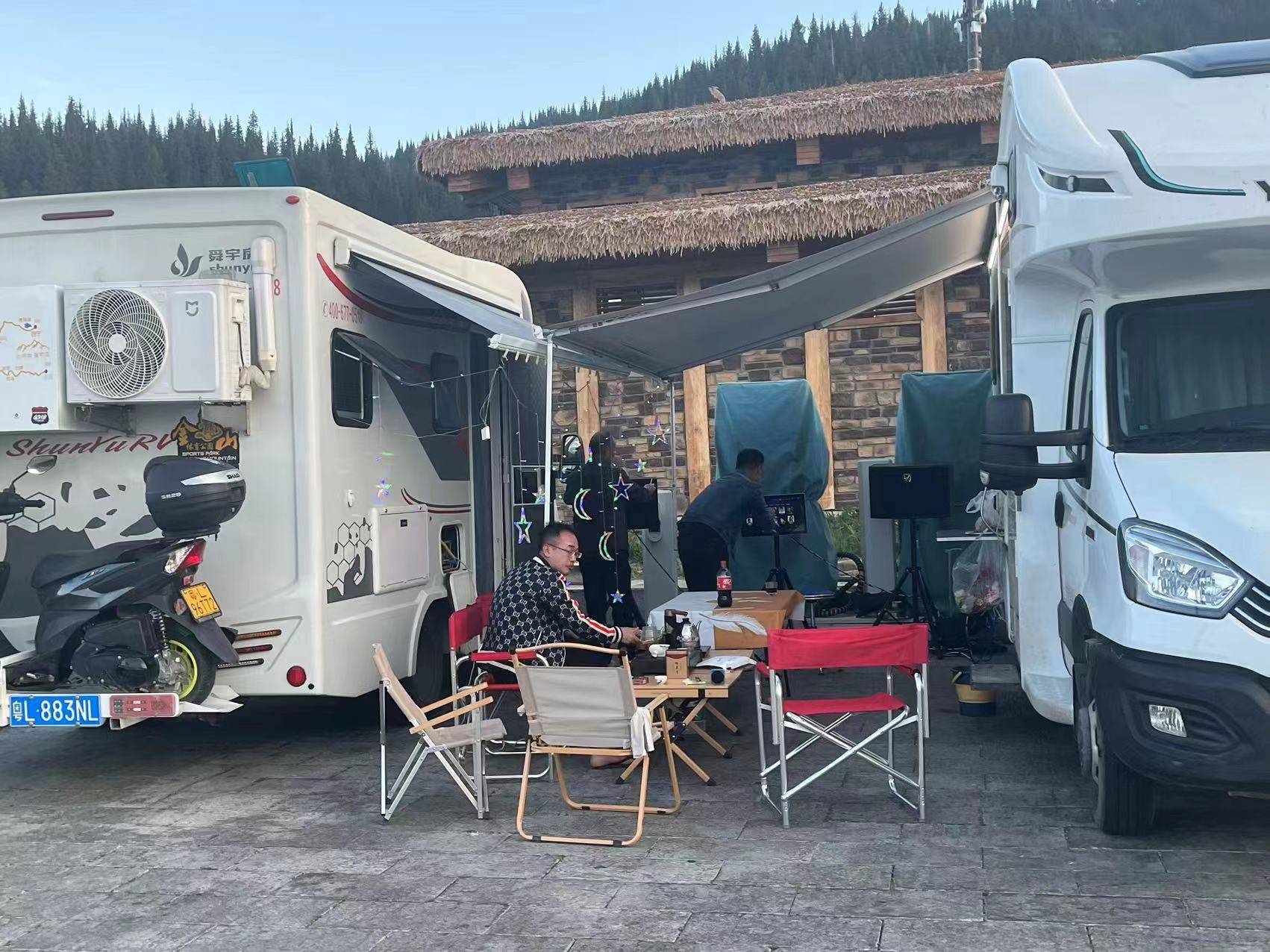 随后,谭志远和一群湖南老乡一起,在赛里木湖畔放声高歌,大伙一直唱到