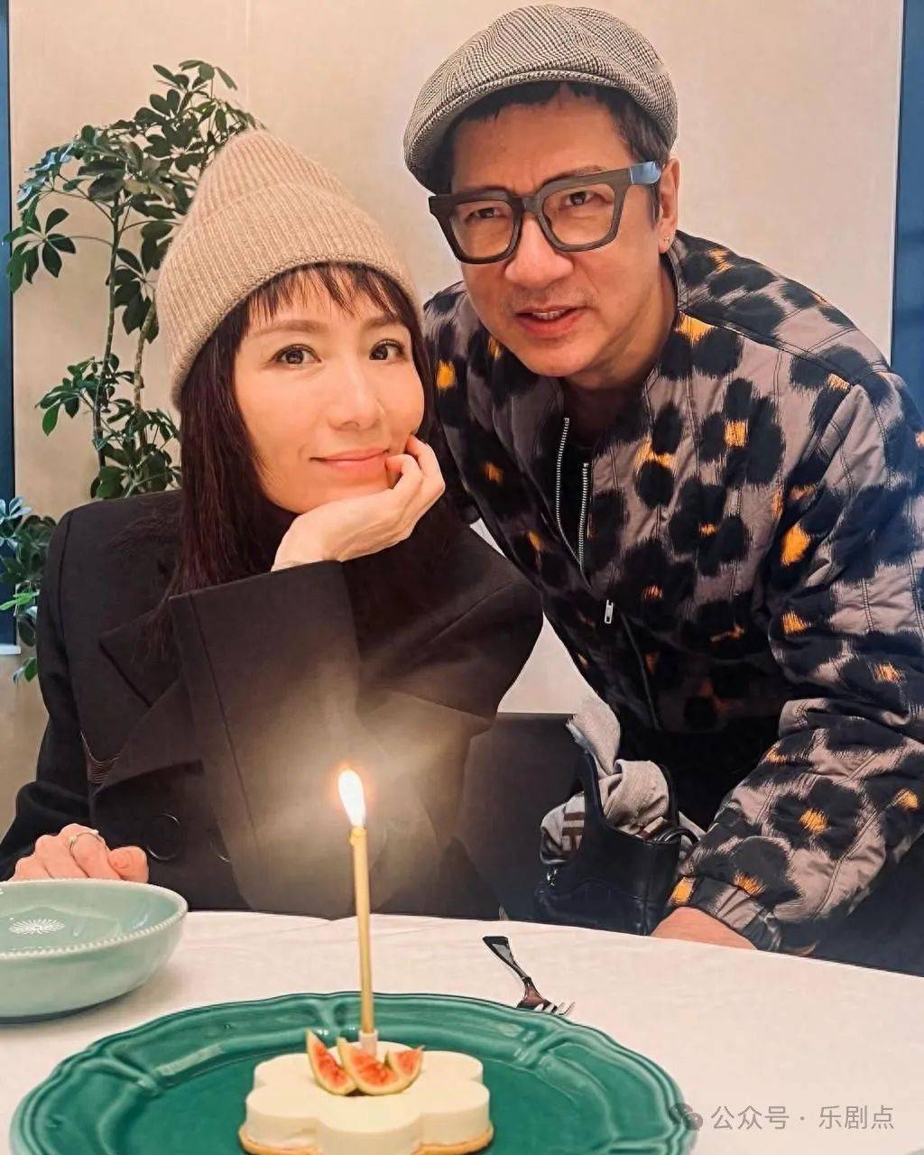 雍容华贵现身,儿子送花儿媳胡蓓蔚孝敬红包_任达华_蒋天生_妈妈