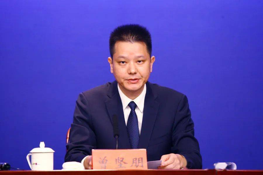 并且此前担任深圳市盐田区委常委,区政府常务副区长,党组副书记一职的