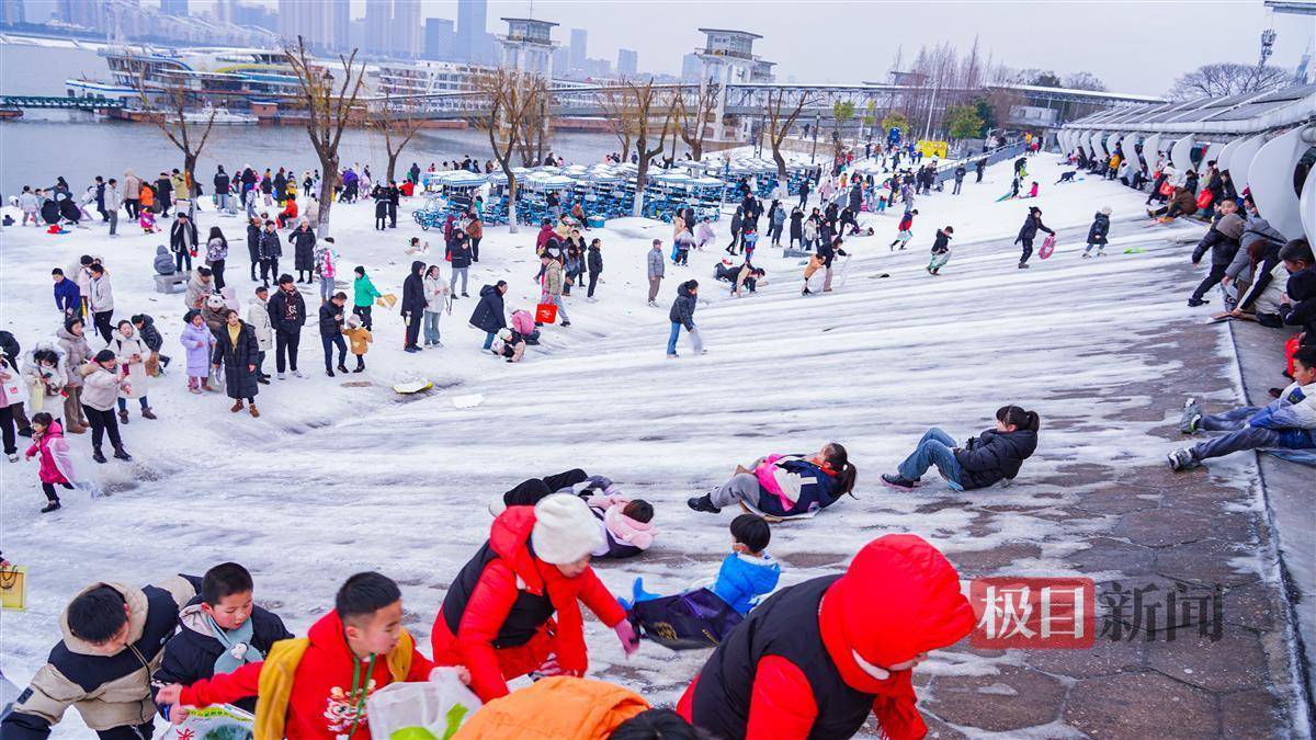 汉口江滩变身"滑雪乐园",市民争相打卡"雪坡滑梯"_公园_快感_雪上