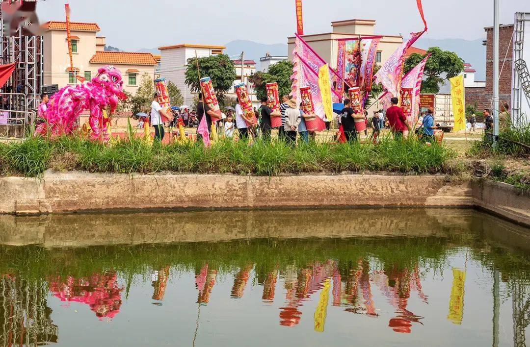 添丁的家庭主人抱着花炮巡游抢花炮既有着去晦气,添