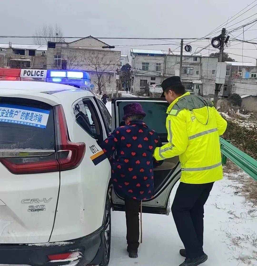 发现两辆大货车因天气原因停滞在国道g230七里坪观音阁村路段,立即为