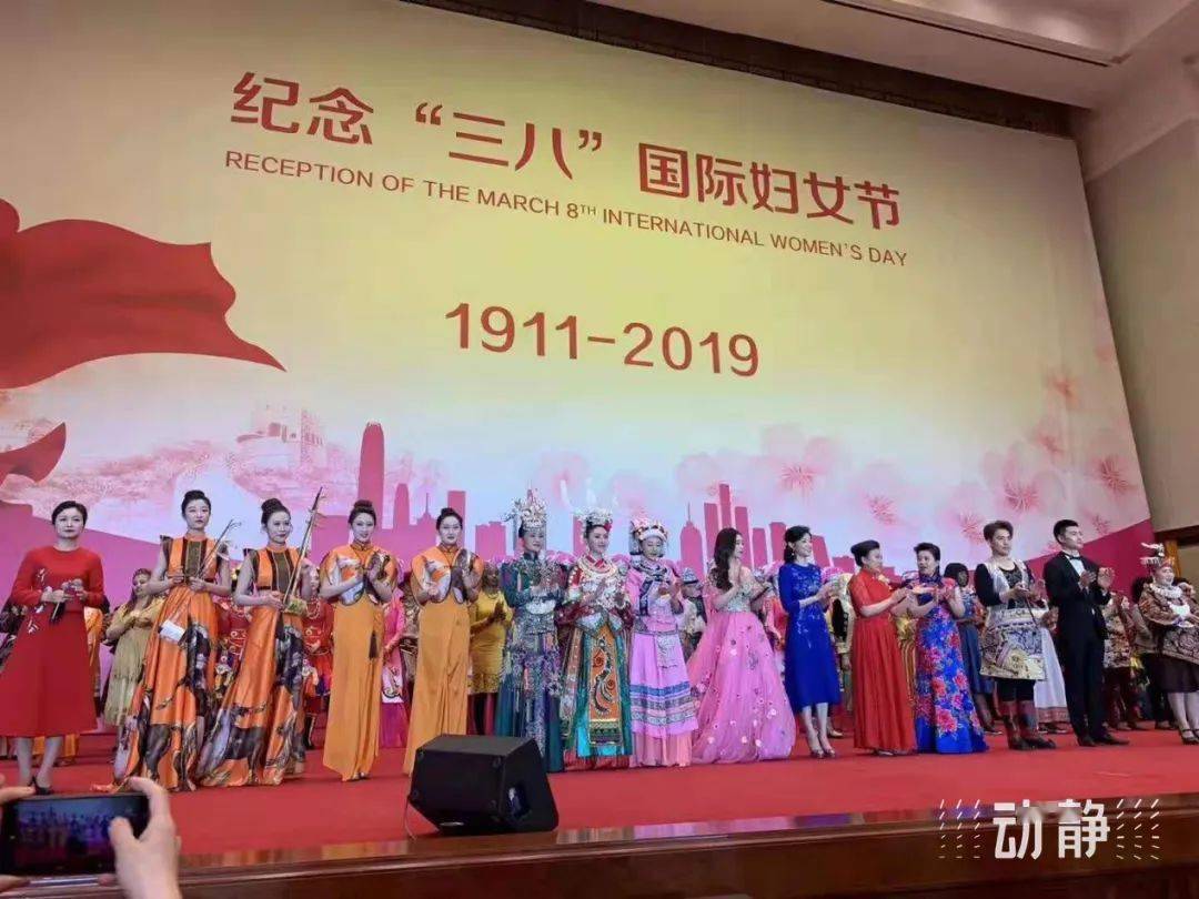 她还将这些产品带到了人民大会堂,让中外设计师感受到了苗绣的魅力