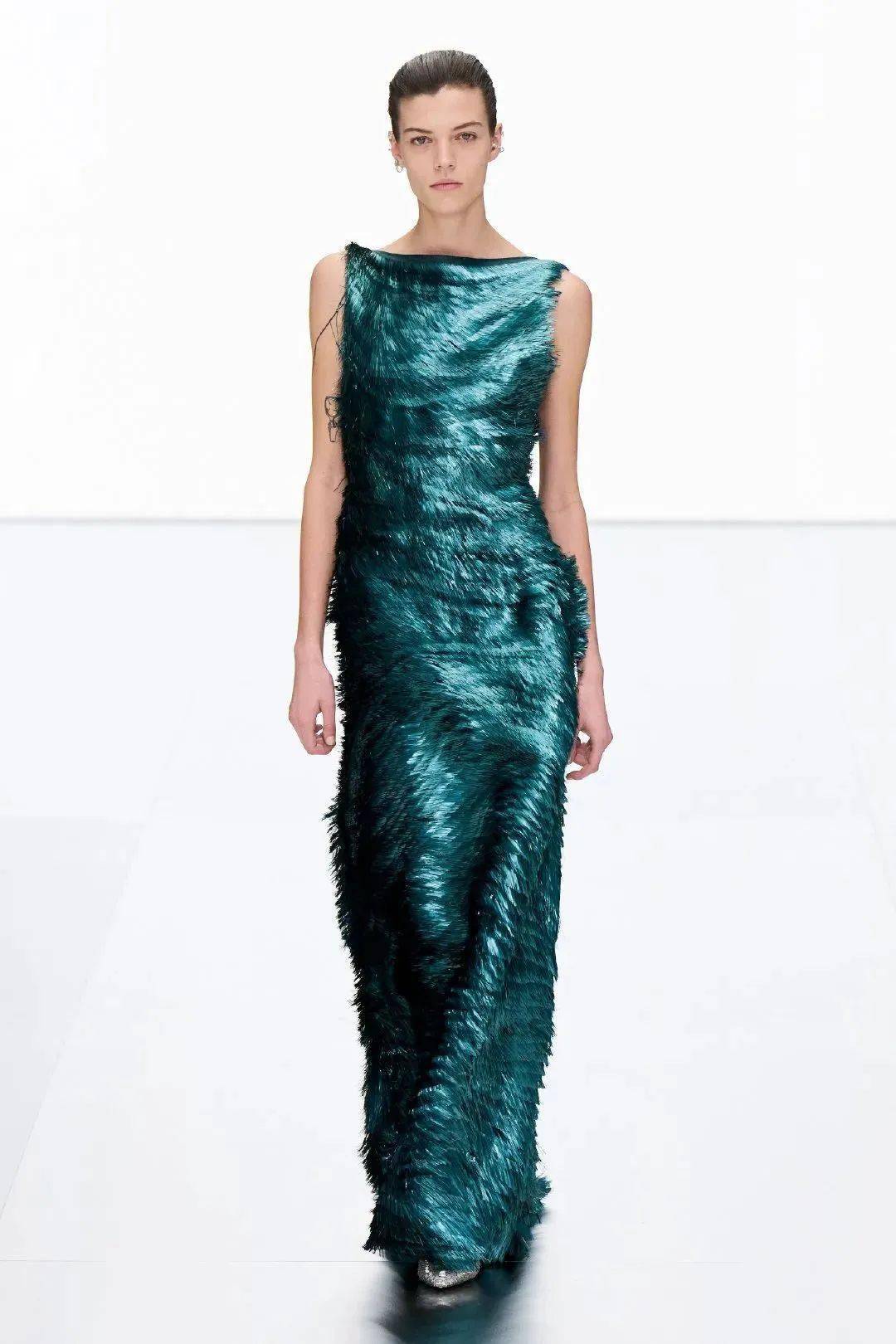 勾勒女性曼妙身姿 | fendi 2024春夏高定_元素_系列_图片