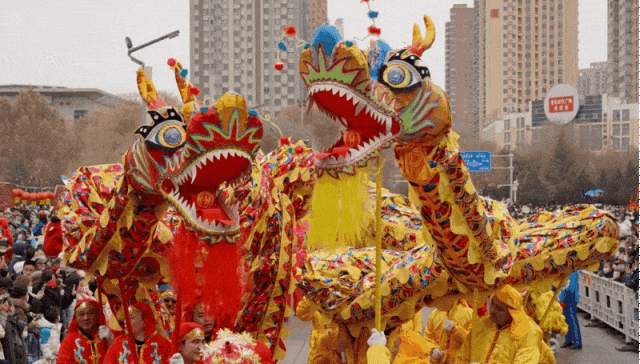 猜灯谜;到和静东归生态公园看烟花;在轮台金钥匙广场看传统打铁花