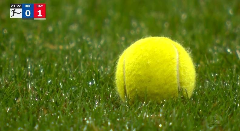 德媒:狼堡和波鸿将球迷扔到球场内进行抗议的网球收