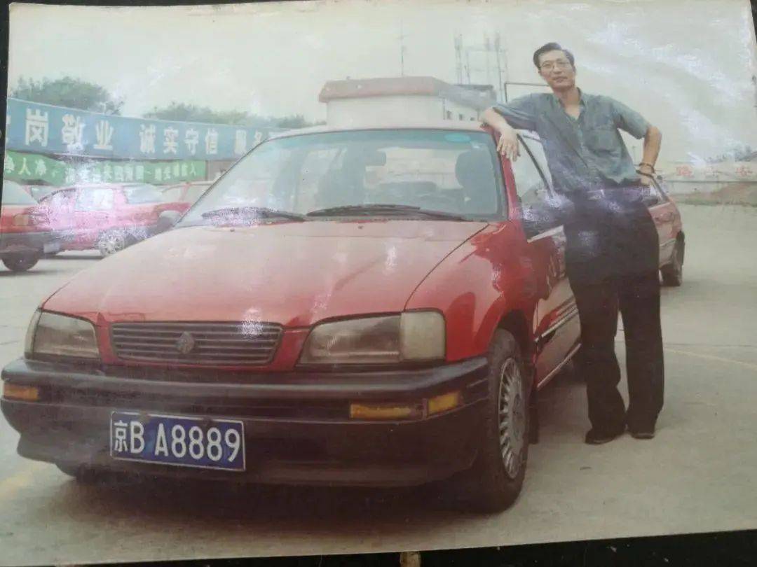 王建生的第一辆红色夏利出租车如今陪伴他的已经是他从事出租行业的第