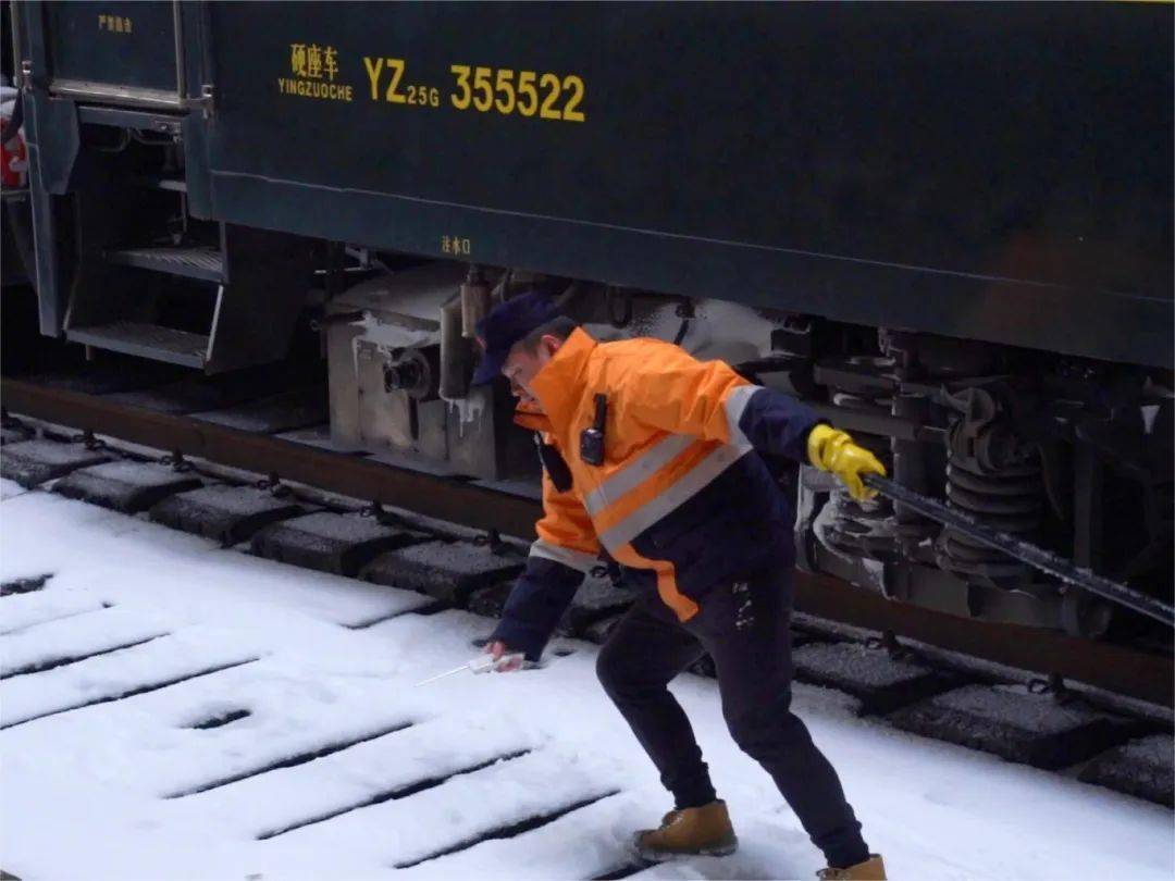 铁打的汉子,不怕雪!