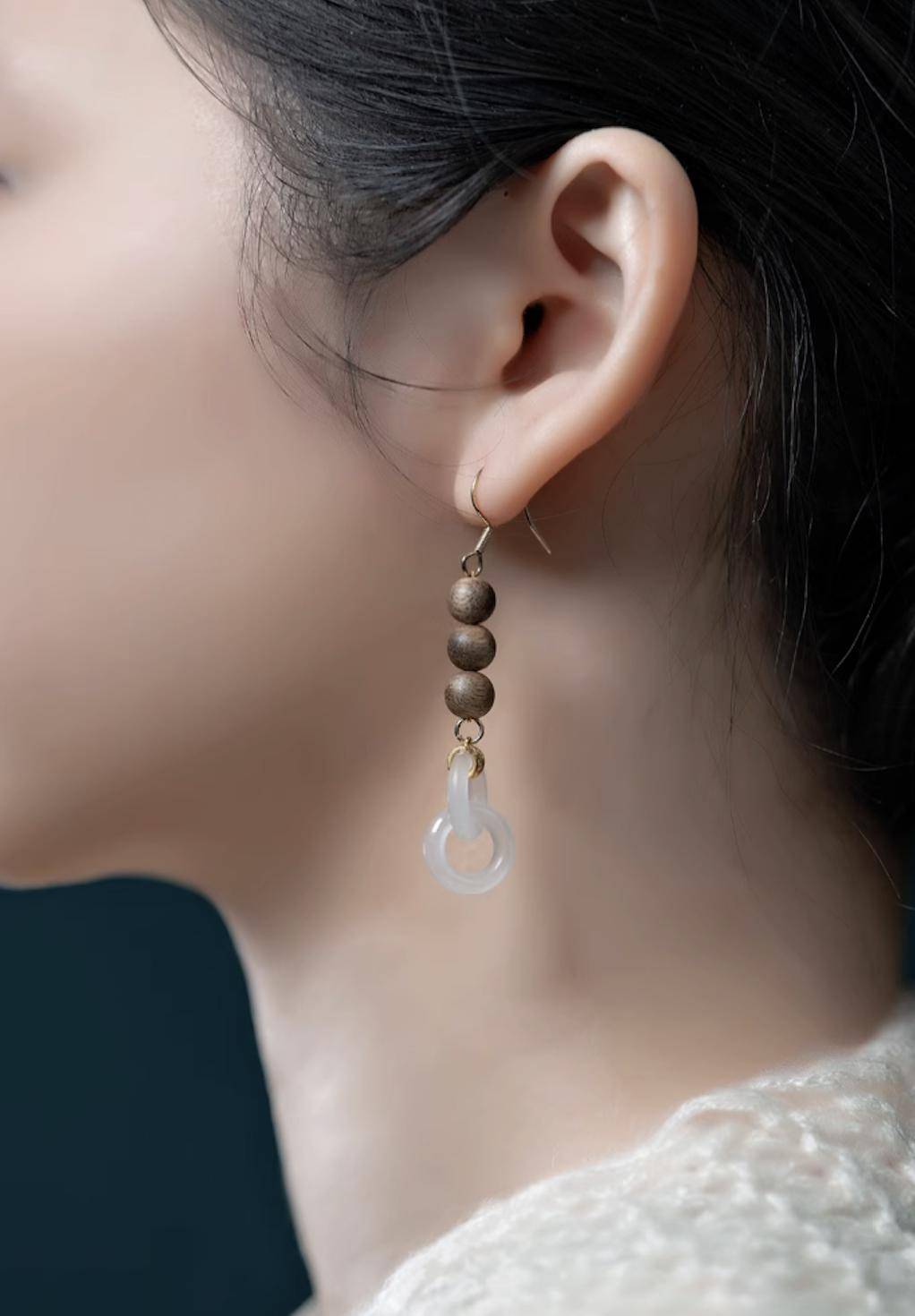 两颗心,你中有我,我中有你,紧密相扣,如相爱之人执手,永~不分离.