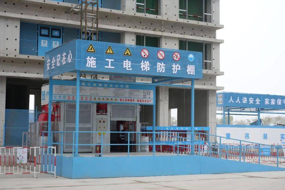 悬挑防砸棚工具式塔吊附墙操作平台全钢附着式升降脚手架应用多项智能