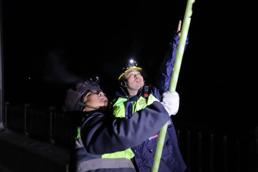 铁打的汉子,不怕雪!