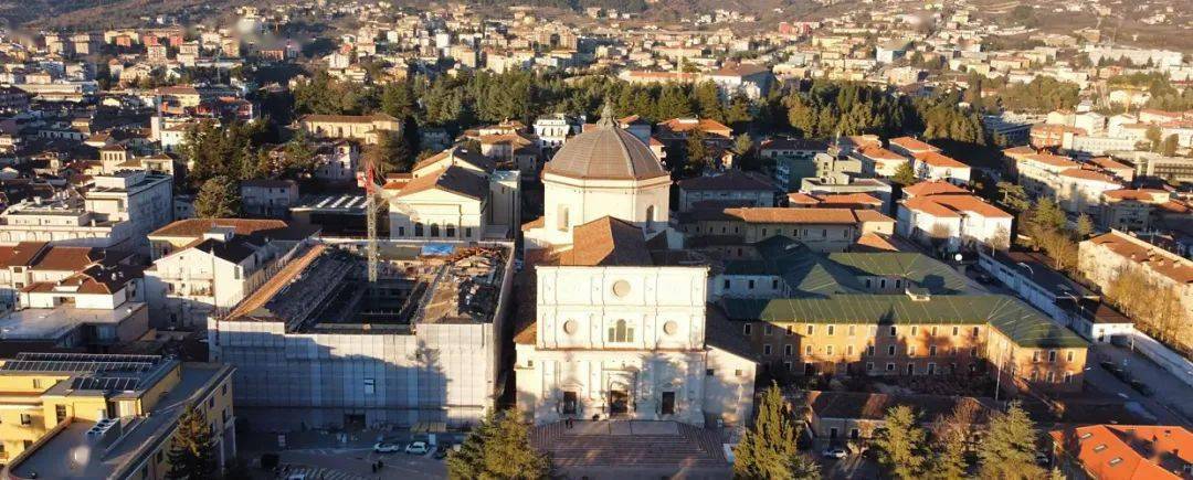 拥有16世纪的西班牙堡垒,圣玛丽亚教堂(santa maria di collemaggio)