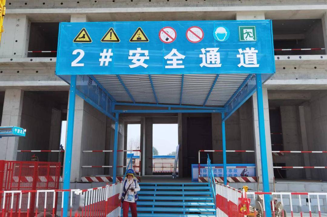 工具式施工电梯坡道悬挑防砸棚工具式塔吊附墙操作平台全钢附着式升降