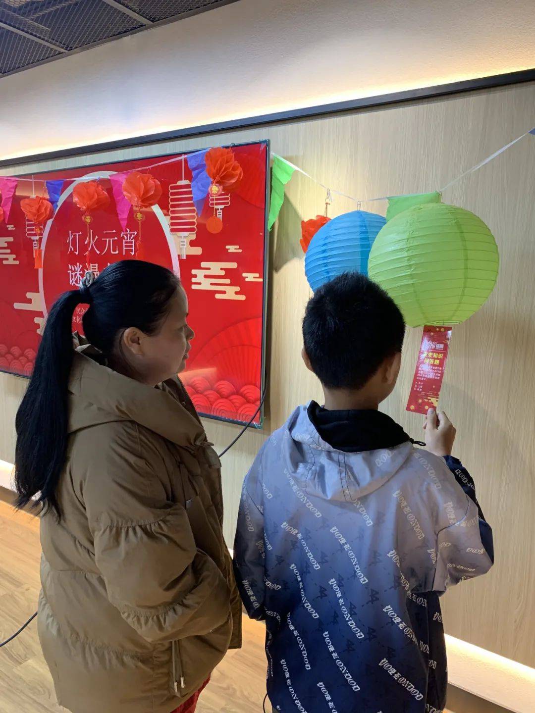 此次活动邀请了正德学校李少坚,三民学校冯文娟老师教授花灯的制作