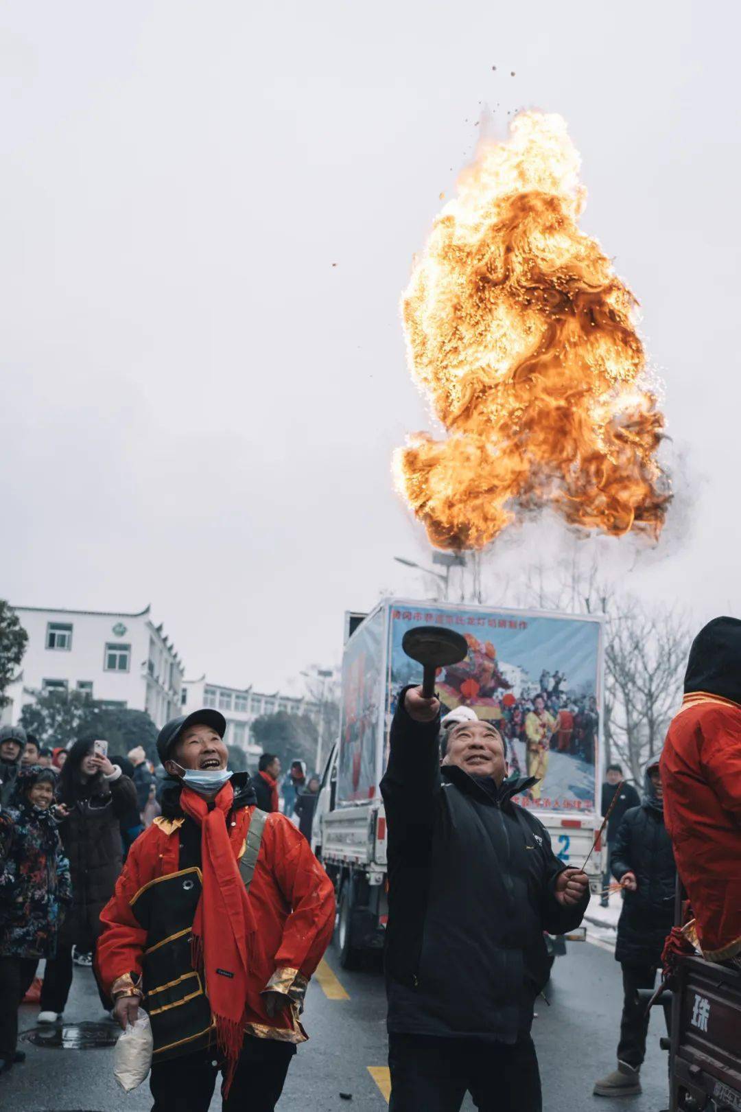小互动龙的年俗历久弥新龙的精神积厚流光龙的传人生生不息舞龙当属龙
