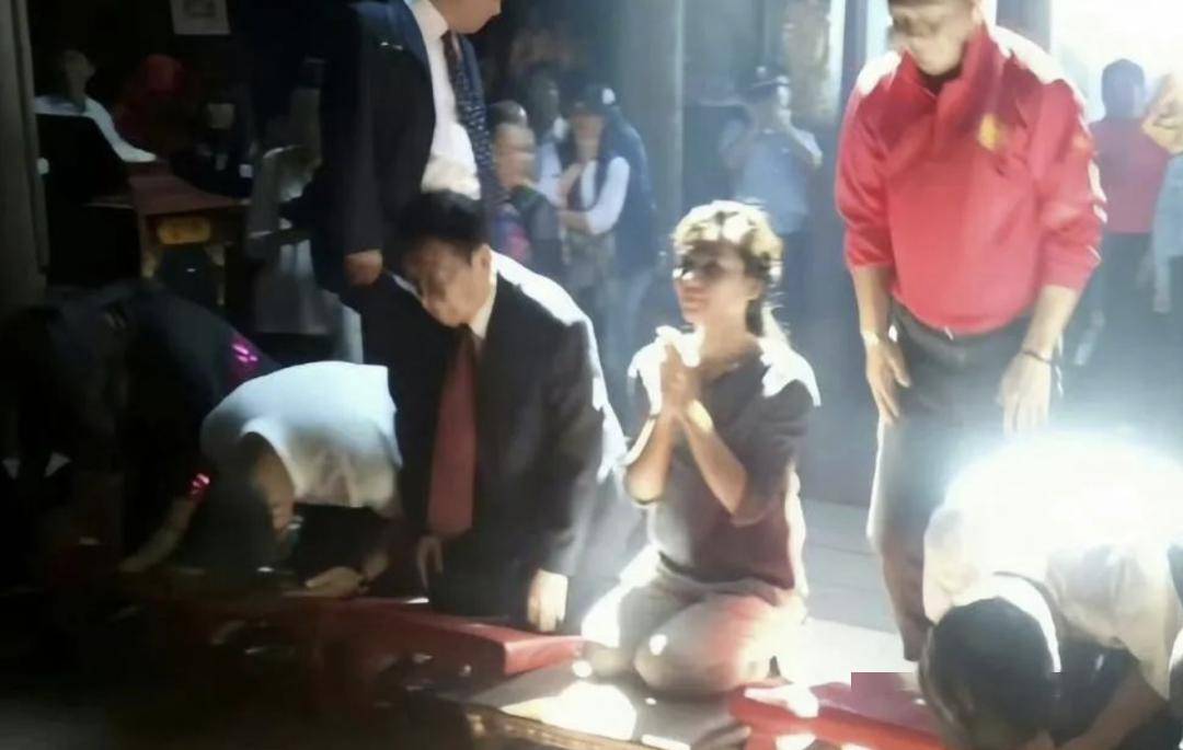 (冷知识:当年刘涛在拍摄《妈祖》之前掷圣杯请求妈祖同意之后才去演的